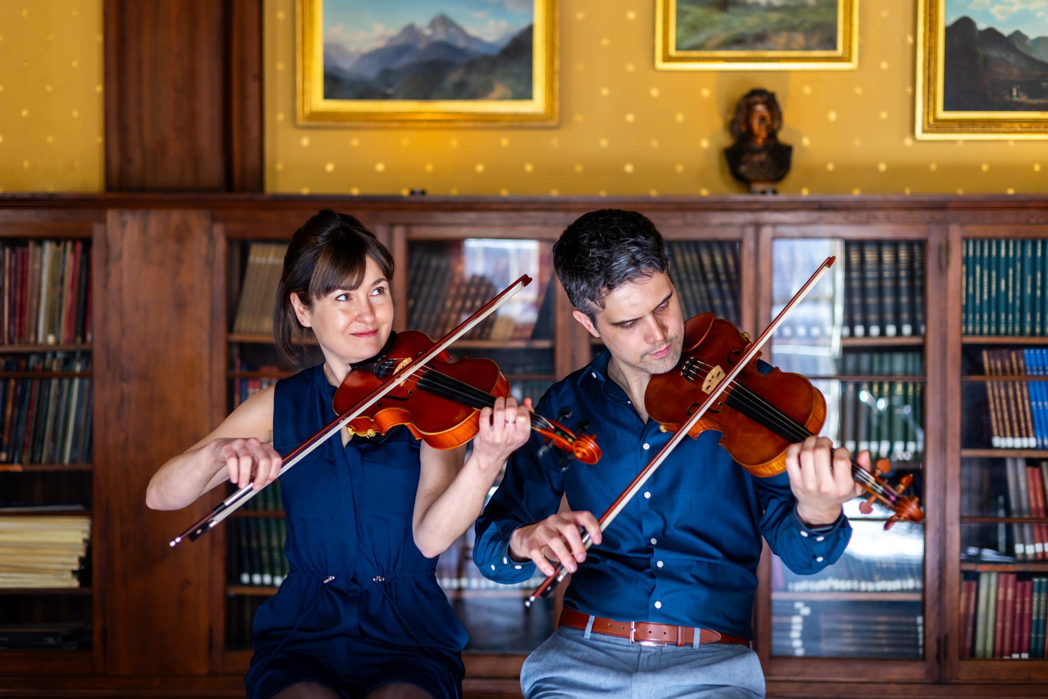 Nathan Gourley and Laura Feddersen playing fiddle
